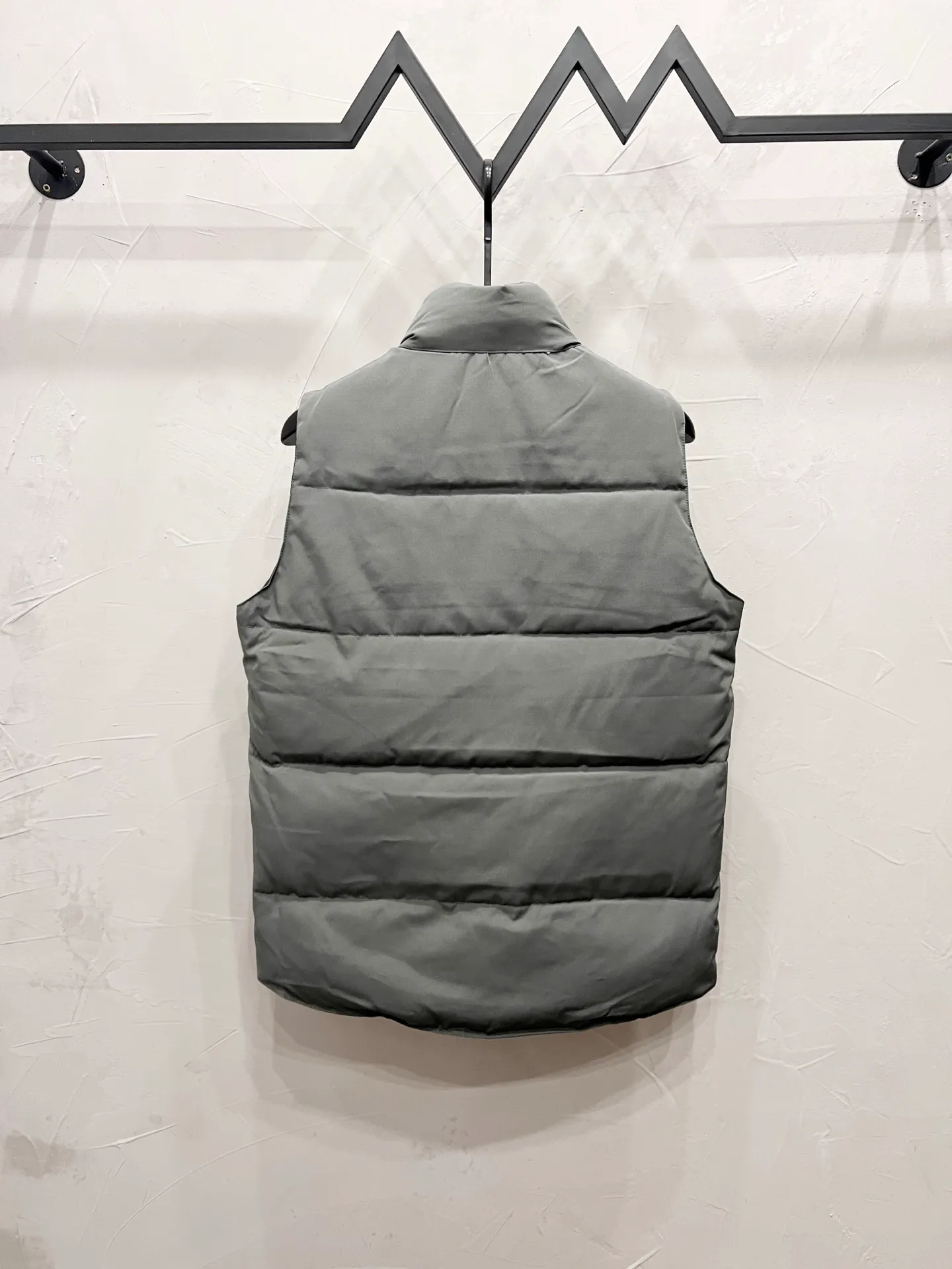 P330 model number: YC29 Canada goose/Canada Goose 4154M Freestyle Crew down vest, using international 50 down, genuine original clothing, pay attention to the version, YKK double zipper, velvet on the back collar, more warm, zippered hidden pocket on the inside, genuine mesh pockets on the inside. If you need to compare with the genuine product, check it out at any time. Accessories are all customized from the original factory. The fabric is molded and customized according to the original version. It can be restored by kneading it at will (fabric interpretation: the harder the fabric, the better the waterproof performance. Only those who buy the latest authentic version this year will notice the softness and comfort of the fabric. Soft fabrics are waterproof and have memory rebound function, which is the authentic fabric). The down is synchronized with genuine white duck down, fluffy and not clumps. The original version of Big Goose is white duck down. It is not the goose down boasted by the world's random copywriting. It can be verified through any official channel. Customized authentic YKK double zipper military-grade copper core zipper puller. High hardness and no jamming. The original smoothness is restored. The workmanship and wiring are all controlled by workers with more than ten years of service. They must be horizontal and vertical. No crookedness. The inner wiring density is more sophisticated. Feel free to compare. Big goose label. Collar label. Washed label. Hangtag. Zipper rope. Pocket label. Collar velvet. Buttons. All details are updated simultaneously with the original version. The best version. A fighter in a world-famous vest. Compare to the entire network. Color: Black White Navy Blue Gray Gray Gray Label Size: S-XXL